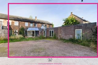 Op een zeer zichtbare locatie in het centrum van Kinrooi vind je deze ruime gezinswoning met polyvalente handelsruimte. De combinatie van wonen én werken maakt dit pand bijzonder interessant voor ondernemers, zelfstandigen of gezinnen met ambities.<br /><br />Belangrijkste kenmerken:<br />- Perceeloppervlakte : 873 m²<br />- Bewoonbare oppervlakte: ca. 328 m²<br />- Bouwjaar: 1975, renovatie in 1998<br />- EPC: label C (250 kWh/m²·jaar)<br />- Zonnepanelen: aanwezig<br /><br />Indeling woongedeelte:<br />- Inkomhal met trappenhal en gastentoilet<br />- Ruime woonkamer<br />- Functionele keuken<br />- Wasplaats<br />- Veranda voor extra licht & sfeer<br />- CV-ruimte<br />- Inpandige garage<br />- Unieke troef: binnenzwembad op gelijkvloers — een echt pluspunt en ideaal voor ontspanning of renovatie op maat<br /><br />Slaap- & badkamerindeling (1e verdieping):<br />- 4 slaapkamers<br />- 2 slaapkamers delen een extra douchecel — ideaal voor gezinnen, logees of zelfstandige bewoning<br />- 1 badkamer<br /><br />Handelsgedeelte (ca. 80 m², waarvan momenteel 46 m² toegankelijk voor publiek):<br />- Momenteel in gebruik als apotheek<br />- Winkelruimte<br />- Bereidingsruimte<br />- Bureau<br />- Praktische indeling: eenvoudig aanpasbaar naar andere functies zoals kantoor, praktijkruimte, boetiek …<br /><br />Locatie:<br />- Exceptionele zichtbaarheid dankzij centrale ligging<br />- Goed bereikbaar<br /><br />De combinatie van wonen en werken maakt dit pand zeer aantrekkelijk voor wie flexibiliteit wil. Met een aantal opfrissingswerken creëer je van deze plek een moderne, functionele en karaktervolle werk- en woonomgeving!<br />Waarom deze investering loont:<br />- Mix van woon- en handelsruimte vergroot je gebruiksmogelijkheden + rendement<br />- Binnenzwembad biedt extra troef én belevingswaarde<br />- Zonnepanelen zorgen voor energie-efficiëntie en meerwaarde<br /><br />Contact:<br />Ben je benieuwd wat de mogelijkheden zijn? Neem contact met ons op voor meer info of een bezichtiging – we leiden je graag rond en bekijken samen de opties voor wonen én ondernemen.