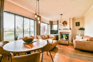 Ontdek deze charmante villa met ruime loodsen, gelegen in de Parkstraat 83 in Torhout. Hier geniet u van een landelijke omgeving met alle voorzieningen binnen handbereik, zoals supermarkten, scholen en openbaar vervoer.<br /><br />Bij binnenkomst wordt u verwelkomd in een ruime inkomhal. De woning beschikt over een gelijkvloerse slaapkamer en een bureel, ideaal als home-office of praktijkruimte, compleet met ensuite badkamer. De lichtrijke leefruimte biedt een prachtig uitzicht op de omgeving en sluit naadloos aan op de volledig uitgeruste keuken en veranda, die uitkijkt op de groene tuin.<br /><br />Op de bovenverdieping bevinden zich drie tot vier volwaardige slaapkamers en twee badkamers, uitgerust met douche en lavabomeubel. Extra bergruimte vindt u in de kelder, wasplaats en bijkomende opslagruimte.<br /><br />Buiten geniet u van een adembenemend uitzicht, een zuidgerichte tuin, een visvijver en ruime loodsen (460m²)—perfect voor de doe-het-zelver of als extra opslagruimte.<br /><br />Mis deze unieke kans niet! Contacteer ons vandaag nog voor meer informatie of een bezichtiging.<br /><br />De woning wordt aangeboden met een richtprijs. Ieder bod, hoger of lager dan deze richtprijs, wordt overgemaakt aan de eigenaars, die vrij zijn om het bod al dan niet te aanvaarden.