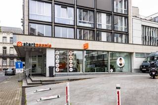 Ontdek dit instapklare en volledig gerenoveerde hoekpand van ca. 200 m², gelegen op een absolute toplocatie in het centrum van Aalst. Dankzij zijn uitstekende zichtbaarheid, grote raampartijen en unieke architectuur is dit een uitgelezen kans voor investeerders.<br />Het pand is momenteel verhuurd aan de betrouwbare huurder ‘START PEOPLE’ aan een maandelijkse huurprijs van € 1.817,11 (HHOV gestart op 01 OKT. 2023, ov wordt betaald door de huurder).Dit maakt het een interessante en zorgeloze opbrengsteigendom. Indeling en afwerking:<br />In het voorjaar van 2023 werd het gelijkvloers volledig vernieuwd:<br />• Vernieuwde elektrische installatie (conform tot 21/09/2048). <br />• Aangepaste kantoorindeling.<br />• Nieuwe sanitaire voorzieningen.<br />• Moderne kitchenette.<br />• Energiezuinige lucht/lucht warmtepomp voor verwarming en koeling. Troeven:<br />✔ EPC label C.<br />✔ Asbestveilig.<br />✔ Grote zichtbaarheid op een drukke hoeklocatie.<br />✔Ruime bruikbare kelder, toegankelijk via vaste trap.<br />✔ Parkeergelegenheid voor de deur met o.a. ‘Shop &amp; Go’-plaatsen.✔ Gelegen op wandelafstand van winkels, openbaar vervoer, station en invalswegen. Bent u op zoek naar een kwalitatief bedrijfsvastgoed met vaste huuropbrengst in Aalst? Contacteer ons vrijblijvend via stephanie@immodelestre.be of 0474 33 27 85<br />Meer info via www.immodelestre.be<br />