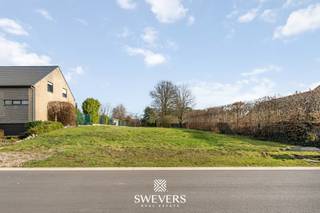 Voor meer info en foto’s, surf naar www.swevers.be – In een rustige en groene omgeving in Ham bevindt zich deze ruime bouwgrond van 1.243 m²,...