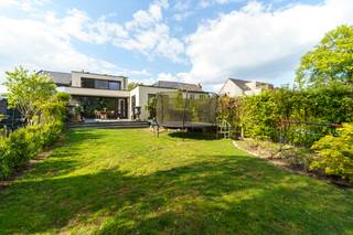 RUIME EPC A+ WONING MET GROTE TUINDeze woning verwelkomt u met grote woonzones die zorgen voor een open, aangename sfeer. Het hart van de woning...