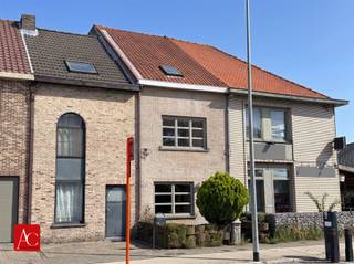 <p>Deze interessant geprijsde woning heeft een bewoonbare oppervlakte van 120 m² op een perceel van 97 m² en beschikt over een voor- en achtertuin, drie slaapkamers en een zolder.</p><p> </p><p>Bij het binnenkomen komt u terecht in de lichtrijke leefruimte met een open indeling, die aansluit op de keuken. </p><p>Nabij de keuken bevindt zich een veranda/bergruimte die vervolgens uitgeeft op de achtertuin, volledig aangelegd als terras.</p><p>Op de eerste verdieping bevindt zich een ruime slaapkamer en een badkamer met ligbad, wastafel, toilet en ruimte voor uw wasmachine en droogkast.</p><p> </p><p>De tweede verdieping is bereikbaar via een vaste trap en telt twee slaapkamers.</p><p>Via een vlizotrap bereikt u de zolderkamer.</p><p> </p><p>De hoge EPC-score is voornamelijk toe te kennen aan de elektrische verwarmingstoestellen. </p><p>Mits het plaatsen van airco's, verwarmt en koelt u via een warmtepomp, wat een aanzienlijke impact zal hebben op de EPC-score.</p><p>Voeg een kleine installatie zonnepanelen toe en deze EPC-score zakt aanzienlijk. </p><p> </p><p>De woning is gelegen in Beveren-Waas, op korte afstand van winkels, scholen, openbaar vervoer en belangrijke invalswegen.</p><p> </p>