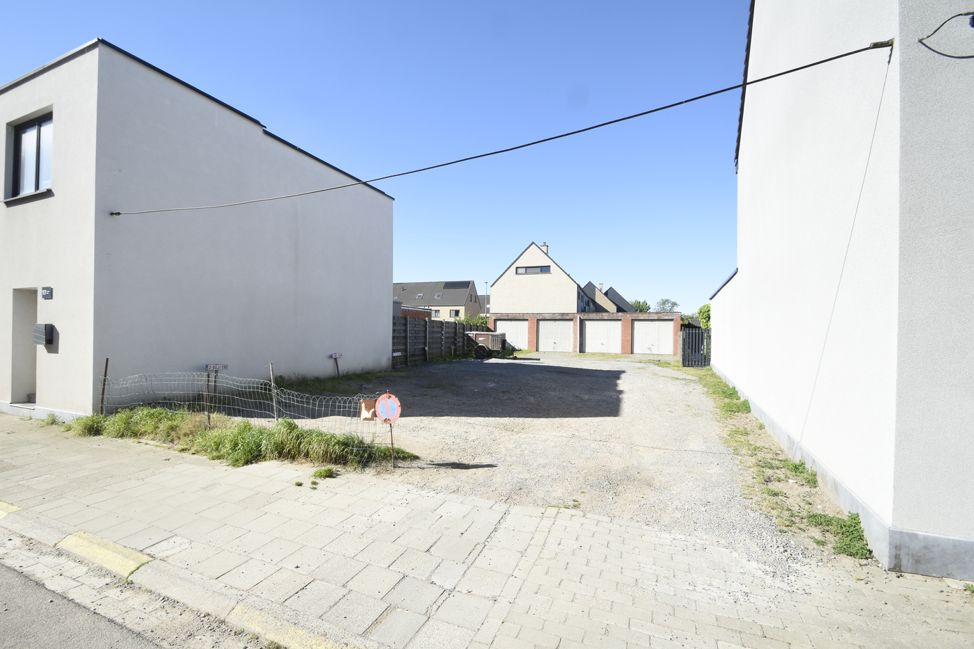 Interessante bouwgrond met 4 garageboxen. - foto 3