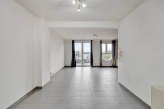 <p><span>Vous êtes à la recherche d’un appartement prêt à emménager avec un spacieux jardin privatif, intéressant tant pour un investissement que pour une occupation personnelle ? Cet appartement spacieux situé au rez-de-chaussée mérite certainement une visite.</span></p>
<p><span>L’appartement dispose d’un séjour lumineux avec cuisine ouverte, de 2 chambres et d’une salle de bains. Grâce à sa situation au rez-de-chaussée, vous bénéficiez également d’un spacieux jardin privatif, un atout supplémentaire qui offre un espace extérieur agréable et un confort de vie appréciable.</span></p>
<p><span>Un autre avantage est l’emplacement de parking privatif situé devant l’immeuble, inclus dans la vente. L’appartement est actuellement loué, ce qui en fait également une opportunité d’investissement intéressante.</span></p>
<p><strong><span>Atouts :</span></strong></p>
<ul>
<li><span>Appartement spacieux au rez-de-chaussée, prêt à emménager ;</span></li>
<li><span>Spacieux jardin privatif ;</span></li>
<li><span>2 chambres et 1 salle de bains ;</span></li>
<li><span>Séjour lumineux avec cuisine ouverte ;</span></li>
<li><span>Emplacement de parking privatif inclus ;</span></li>
<li><span>Situation centrale à proximité des commerces, des écoles et des transports en commun ;</span></li>
<li><span>Actuellement loué ;</span></li>
<li><span>Idéal comme investissement ou pour une occupation personnelle.</span></li>
</ul>
<p><span>Ne manquez pas cette opportunité et découvrez par vous-même le potentiel de cet appartement spacieux !</span></p>
<p><span>Plus d’informations : </span><span>Charlotte@immoaccenta.be</span></p>