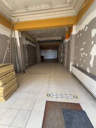 À louer : belle surface commerciale située Rue Blaes 127, en plein cœur du quartier animé des Marolles. Le rez-de-chaussée offre ±275 m² de surface exploitable, complétée par ±150 m² de caves. Possibilité de scinder l’espace en deux entités distinctes selon vos besoins. Idéal pour concept store, galerie, commerce de décoration ou horeca léger (sous réserve de permis). Environnement commercial dynamique avec de nombreux commerces, galeries et cafés à proximité. Très bonne accessibilité.