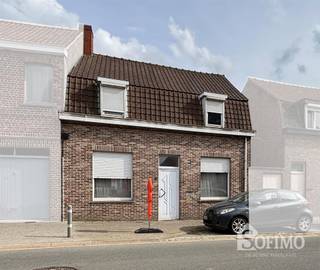 Op te frissen woning met tuin in het prachtige MesenDe woning is als volgt ingedeeld;Gelijkvloers: inkomhal, woonkamer met open, ingerichte keuken,...