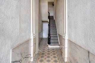 <strong>Één-slaapkamerappartement op toplocatie.<br /><br /></strong><strong>Indeling:</strong><br /><span>Dit appartement bevindt zich op de tweede verdieping van een karaktervolle herenwoning. Bij binnenkomst betreed je de ruime leefruimte met grote ramen, die zorgen voor een mooie doorstroom van daglicht. In de leefruimte vind je de recente open keuken, uitgerust met een keramische kookplaat, dampkap en inox spoelbak. Verder beschikt het appartement over een apart gastentoilet en een badkamer met douche en lavabo. De aparte slaapkamer biedt dan weer een rustige plek met voldoende ruimte voor een comfortabel ingerichte slaapomgeving.</span><br /><br /><strong>Bijzonderheden:<br /></strong><span>EPC-score momenteel hoog door verwarming (elektrisch).<br />Elektrische keuring conform.</span><br /><span>Recente keuken.</span><br /><br /><strong>Ligging:</strong><br /><span>Gelegen in de Rotterdamstraat, een rustige straat op steenworp afstand van het stadsleven. In de nabije omgeving vind je gezellige cafés, winkels en vlotte verbindingen met het openbaar vervoer. Bovendien ben je slechts enkele minuten verwijderd van de hotspots van Antwerpen, zoals de Meir, Theaterbuurt en Groenplaats.</span>