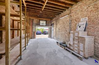 Welkom in Terhagen! <br /><br />Op een perceel van 106 m² vindt u deze ruime garage van 37 m², gelegen in een rustige doodlopende straat. De garage met manuele sectionaalpoort aan de voorkant biedt niet alleen voldoende plaats om uw wagen en fietsen te stallen, maar kan ook dienstdoen als magazijn of droge stockageruimte.<br /><br />Deze unieke eigendom is ideaal voor wie bouwplannen heeft, want als u sloopt en heropbouwt, komt u in aanmerking voor het voordelige 6%-btw-tarief. De garage heeft een breedte van 4,6 meter en een diepte van 8,3 meter, waardoor er veelzijdige mogelijkheden zijn voor gebruik of investering.<br /><br />De garage is onmiddellijk beschikbaar en vormt een uitstekende kans voor zowel eigen gebruik als investeerders die op zoek zijn naar een veelgevraagd vastgoed.<br /><br />Interesse gewekt? Contacteer ons kantoor via info@hiro.be of 03 230 00 14!