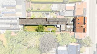 <p>Bent u op zoek naar een ruime instapklare woning met een multifunctioneel atelier? Dan is deze veelzijdige eigendom precies wat u zoekt.</p>
<p>Dankzij de rustige, maar centrale ligging nabij scholen, winkels, openbaar vervoer en met een vlotte verbinding naar de E17, E34, Antwerpen en Gent geniet u hier van een uitstekende bereikbaarheid. Naast de comfortabele gezinswoning beschikt deze eigendom over een multifunctionele ruimte van meer dan 100 m² met een aparte toegang. Ideaal voor zelfstandigen, vrije beroepen, opslag of het combineren van wonen en werken. Bovendien biedt de indeling de mogelijkheid om een tweewoonst of kangoeroewoning te realiseren.</p>
<p>Troeven<br />• Instapklare woning<br />• Mogelijkheid tot tweewoonst of kangoeroewoning<br />• Wonen en werken perfect combineerbaar<br />• Groot atelier van 170 m² met diverse gebruiksmogelijkheden<br />• 5 slaapkamers en 2 badkamers, ideaal voor grote gezinnen<br />• Zonnige tuin met veel privacy<br />• Conforme elektriciteitskeuring<br />• Goede ligging nabij scholen, openbaar vervoer en invalswegen</p>
<p>Neem vandaag nog contact op met je ERA-makelaar voor een bezoek. JOUW DROOMHUIS. ZO GEVONDEN!</p>