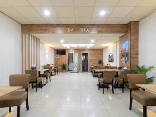 <p><strong>Investeren</strong> en wonen in het centrum van Merksem. Dit ruime pand ligt op een interessante locatie in het<strong> centrum van Merksem</strong>. Je profiteert van een sterke commerciële omgeving en een vlotte bereikbaarheid.</p><p><strong>Het gelijkvloers</strong> omvat een horecazaak met voldoende zitplaatsen en keuken, momenteel verhuurd voor<strong> 1.600 euro per maand</strong>. Op de eerste en tweede verdieping bevindt zich een duplexappartement, thans ingedeeld in 2 appartementen elks met woonkamer – slaapkamer - keuken – badkamer – toilet. Het appartement op de tweede verdieping is verhuurd aan<strong> 800 euro per maand.</strong></p><ul><li>Handelspand en woonunit(s) met interessant potentieel</li><li>Gunstig gelegen in centrum Merksem</li><li>Enorm veel potentieel</li></ul>
