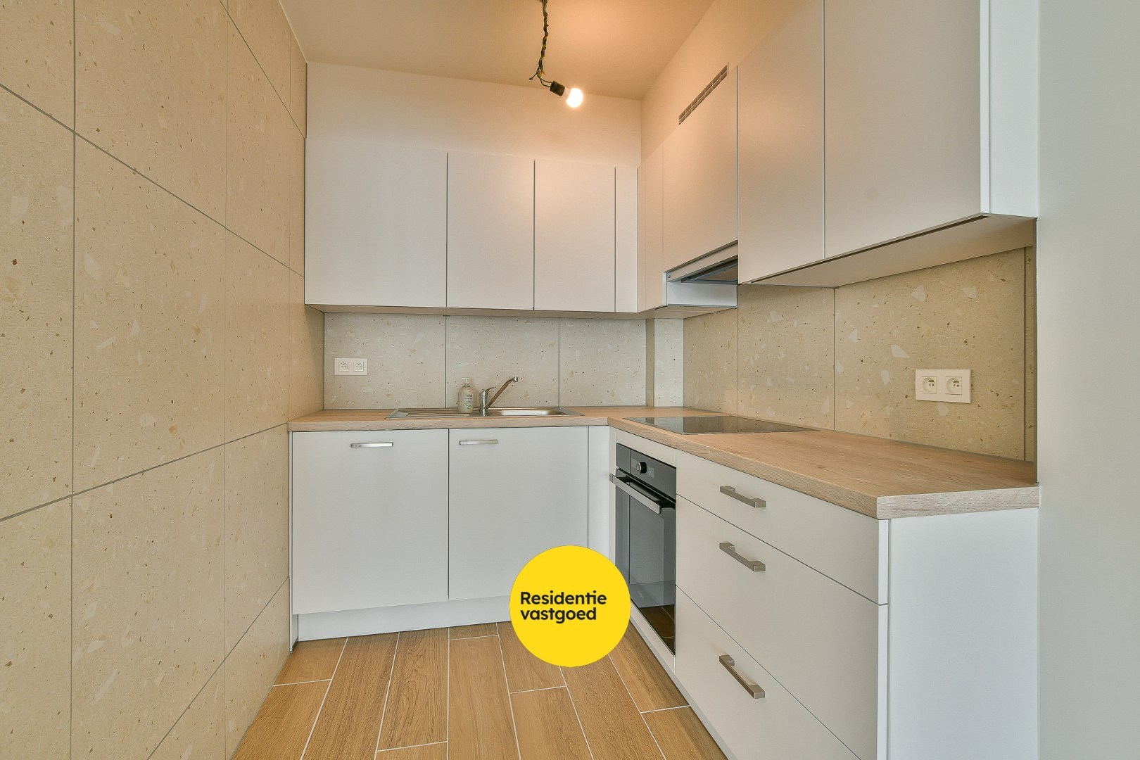 Te huur: prachtig gerenoveerd 2-slaapkamerappartement in centrum De Haan! - foto 4