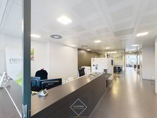 Gelijkvloers (± 200m²): Sas (automatische glazen deur) - inkomhal met receptie/balie en wachtruimte - 3/4 afzonderlijke burelen - vergaderzaal...