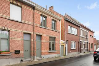 <p>We treffen deze mooie woning in het centrum van Aartselaar, uitstekend gelegen nabij winkels, openbaar vervoer, scholen en belangrijke invalswegen.</p>
<p>Het huis werd dit jaar volledig gerenoveerd met een duidelijke nadruk op gebruikte materialen en wooncomfort, waardoor deze parel weer helemaal tot zijn recht komt. Er wordt verwarmd met warmtepompen (ook koeling!), er werden zonnepanelen geplaatst, volledig nieuw schrijnwerk, enz… De woning krijgt een schitterend EPC (A-label), asbestveilig en een conforme elektrische keuring.</p>
<p>Indeling: Er is een droge kelder, als handige extra berging. Gelijkvloers treffen we naast de inkomhal een lichtrijke leefruimte, met daarachter een prachtige en volledig uitgeruste keuken. Hier vinden we ook een eerste badkamer met douche en toilet. De overdekte buitenruimte is toegankelijk zowel vanuit de keuken als vanuit de leefruimte en heeft ook een eigen uitweg naar de straat, waardoor fietsen hier kunnen gestald worden. Helemaal achteraan treffen we nog een berging met aansluitingen voor was- en droogautomaat. Op de tussenverdieping ligt een zolderkamer (met mogelijkheid om er een extra kamer van te maken) en op de eerste verdieping zijn er twee ruime slaapkamers. De master met eigen badkamer (douche en toilet) vinden we onder het dak.</p>
<p>Plannen en documentatie te vinden op www.reds.be. Voor meer informatie of een bezichtiging, neem gerust contact op met Daniël via mail (daniel@reds.be) of telefoon (0475.25.30.64). Dat mag trouwens ook ’s avonds of in het weekend !</p>
