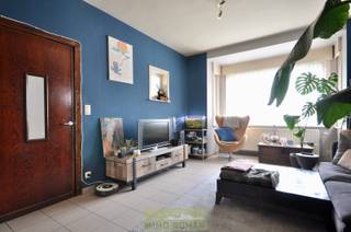 Deze woning bestaat uit een inkomhall, toilet, leefruimte met zithoek en eetplaats, geïnstalleerde keuken met zicht op de tuin, berging, garage. Op...