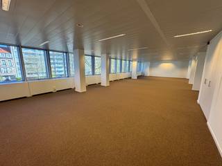 Dit modern gebouw met hoge afwerkingsgraad werd recentelijk gerenoveerd, heeft een unieke façade en geniet van een uitstekende zichtbaarheid. Met...