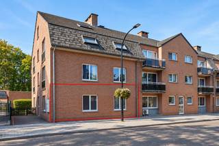 <p><strong>Centraal wonen, energiezuinig en zonder trappen? Dit gelijkvloerse appartement in hartje Wechelderzande heeft alles in huis!</strong></p><p>Een <strong>lichtrijke leefruimte, een volwaardige slaapkamer, een nieuwe warmtepomp én EPC-label B</strong> maken dit appartement bijzonder interessant voor zowel eigen bewoning als investering.</p><p><strong>Een belangrijke troef? De energiezuinigheid!</strong> Recent werd een volledig nieuwe warmtepomp geïnstalleerd, waardoor het appartement vandaag beschikt over <strong>EPC-label B</strong>. Dat betekent comfortabel wonen met een lager energieverbruik en een woning die klaar is voor de toekomst.</p><p>Het appartement verwelkomt je met een inkomhal die toegang biedt tot de <strong>ruime en lichtrijke woonkamer</strong>. Dankzij de grote raampartijen geniet je hier van veel natuurlijk licht en voldoende ruimte voor een gezellige zit- en eethoek.</p><p>Verder beschikt het appartement over een ingerichte keuken met elektrisch kookvuur, dampkap, oven en koelkast, <strong>één volwaardige slaapkamer</strong>, een badkamer met ligbad en wastafelmeubel en een kelderberging.</p><p>De <strong>individuele bovengrondse garage</strong>, verplicht aan te kopen voor € 23.000, zorgt voor extra parkeergemak en opbergruimte.</p><p><strong>Het gelijkvloers appartement is gelegen in het centrum van Wechelderzande op wandelafstand van de bakker, beenhouwer en supermarkt en op minder dan 5 minuten van de autosnelweg E34 (Antwerpen-Turnhout).</strong></p><p>Of je nu op zoek bent naar je eerste eigen stek, comfortabel en onderhoudsvriendelijk wilt wonen of een appartement met verhuurpotentieel zoekt: <strong>hier combineer je een centrale ligging met energiezuinig wooncomfort.</strong></p><p><strong>Interesse? Plan vandaag nog je bezoek en ontdek zelf de mogelijkheden van dit appartement!</strong></p>
