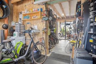 Dankzij een ligging in de straat Holven in Geel genieten we van een rustige omgeving met toch een vlotte verbinding met het centrum alsook met de rondom gelegen gemeenten. Verder bevinden er zich tal van faciliteiten op wandelafstand.<br /><br />Indeling:<br />Op het gelijkvloers bevindt zich momenteel een fietsenmaker, voorheen was deze ruimte gekend als leefruimte en eetplaats. Dankzij het polyvalente karakter is dit ideaal voor zelfstandigen, hobbyisten of wie nood heeft aan extra opslag- of werkruimte. Deze kamer is tevens uitgerust met de nodige aansluitingen voor wasmachine en droogkast. <br /><br />De eerste verdieping werd ingericht met een badkamer voorzien van een wastafel, een douche en een toilet alsook een goed uitgeruste keuken wat alle nodige voorzieningen voor comfortabel dagelijks gebruik biedt.<br />Op de bovenste verdieping bevindt zich een ruime, open leefomgeving waarin zitruimte en slaapgedeelte op een aangename manier samenkomen.<br /><br />Het overdekte terras vormt een heerlijke plek om in elk seizoen van de buitenruimte te genieten. De tuin sluit hier mooi op aan en biedt een fijne, rustige omgeving om te ontspannen zonder veel onderhoud. Het zicht over de aanpalende velden zijn een extra troef van deze eigendom.<br /><br />Een belangrijke troef van deze eigendom is het energiezuinige karakter, dat bijdraagt aan een aangenaam wooncomfort. In combinatie met de veelzijdige indeling maakt dit het pand bijzonder interessant voor wie wonen en functioneel gebruik wil samenbrengen.<br /><br />Extra:<br />- Energiezuinig EPC-label: A<br />- 8 zonnepanelen aanwezig<br />- Conforme elektriciteit<br /><br />Voor meer informatie of een bezoek, neem contact met ons op via info@vastengoed.be of bel naar 014/72 73 74.<br /><br />Wenst u een gratis schatting van uw eigendom? Neem contact met ons op via 014/72 73 74.
