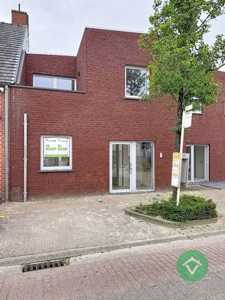 Deze prachtige woning is gelegen in het rustige Ichtegem en beschikt over een tuin en een gezellig terras waar je heerlijk kunt genieten van de buitenlucht. De woning is voorzien van een garage waar je uw auto veilig kunt parkeren.<br /><br />Indeling gelijkvloers: Inkom - toilet - woonkamer - berging - keuken - tuin - terras en afzonderlijke garage.<br /><br />Indeling eerste verdieping: nachthal - badkamer - 3 slaapkamers - terras - toilet<br /><br />EPC: woning in aanbouw <br /><br />Prijzen zijn exclusief aansluitingskosten, exclusief kosten EPB en opmetingskosten, exclusief registratierechten op de grondwaarde en exclusief BTW op de constructiewaarde. <br /><br />6% BTW mogelijk indien voldaan aan de voorwaarden.