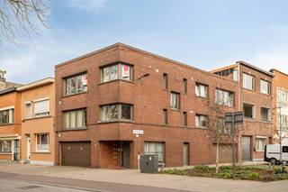 Vous recherchez un nouveau logement dans un endroit idéal à Deurne-Zuid ? Cet appartement à vendre à Deurne est situé dans le Boekenberglei, juste à côté du parc Boekenberg et du Te Boelaerpark. Vous entrez dans cet immeuble confortable par le hall d'entrée, où l'appartement que nous proposons à la vente ici à Deurne est situé au deuxième étage.Par le hall d'entrée, nous entrons dans le salon lumineux, qui donne également accès à la cuisine. La salle de bains et la chambre spacieuse sont également situées dans l'appartement.L'appartement est actuellement loué et peut également servir d'investissement.Êtes-vous intéressé par cette propriété à vendre à Deurne ? N'hésitez pas à nous contacter. L'agence immobilière Dewaele de Deurne sur la Turnhoutsebaan est heureuse d'être à votre service. Vous souhaitez une estimation gratuite de votre bien immobilier ? appelez-nous pour une conversation informelle au 0472.18.63.53 ou envoyez un mail à deurne@dewaele.comInformations sur l'urbanisme : sur demandeEPC Boekenberglei 253 V2L : 223 kWh/ (m²/an)Pièces communes EPC présentes