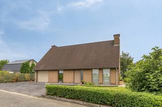Bent u op zoek naar een huis met veel potentieel nabij de charmante dorpskern van Tiegem (Anzegem)? Deze ruime gezinswoning biedt alles wat u nodig heeft. <br /><br />Met een royale grondoppervlakte van ca. 1.065m², vier slaapkamers, een inpandige garage en een grote, zonnige tuin is dit de ideale plek voor een gezin. <br /><br />Het huis is gelegen op een gunstige ligging. U geniet van een vlotte bereikbaarheid naar lokale winkels, bakkers en slagerijen, en bent bovendien in een mum van tijd op de E17.<br /><br />Kortom: bent u op zoek naar een huis met veel ruimte en mogelijkheden in regio Anzegem? Mis deze kans niet en maak nu jouw afspraak!<br /><br />INDELING<br /><br />Gelijkvloers:<br />Inkomhal - slaapkamer 1/bureau - lichtrijke leefruimte met houthaard - ingerichte keuken - badkamer (toilet, douche, lavabo) - inpandige garage met berging en wasplaats - ruime, zonnige tuin met terras - apart bijgebouw met dubbele garage<br /><br />Eerste verdiep:<br />Nachthal - slaapkamer 1 - toilet - slaapkamer 2 - slaapkamer 3<br /><br />ALGEMENE INFO <br /><br />- Dubbel glas ( Afzelia hout)<br />- Rolluiken<br />- Regenwater: 10.000L<br /><br />TROEVEN<br /><br />- Gunstige ligging nabij invalswegen<br />- Mooi goed onderhouden eigendom<br />- Gunstig EPC<br /><br />Interesse in deze woning? Maak dan zeker uw afspraak voor deze woning te koop in Anzegem via 0472 18 64 20 of matisse.vandererven@dewaele.com.<br /><br />De eigendom wordt aangeboden via de Pre-sale formule. Op 09/09/2026 tussen 17:30 en 19:00 kan u het huis op afspraak komen bezichtigen en een bod uitbrengen. De vermelde prijs is een instelprijs. Voor meer info, gelieve contact op te nemen met de dossierverantwoordelijke.<br /><br />Bestuursmaatregelen in het maatregelenregister: in aanvraag<br /><br />Deze AI-visualisaties zijn bedoeld als inspiratie. Er werd geen rekening gehouden met technische specificaties, stedenbouwkundige voorschriften of de concrete mogelijkheden tot realisatie.