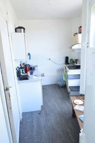 SINT-PIETERS-LEEUW - Karaktervolle hoekwoning van ± 200m² met 4 slaapkamers, volledig te renoveren. Het is als volgt samengesteld: 4 slaapkamers,...