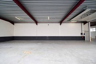 Indeling en afwerking- Totale oppervlakte: 204 m²- Vrije hoogte van 5,10 meter- Sectionaalpoort (4,2 m hoog x 4 m breed) + aparte toegangsdeur-...