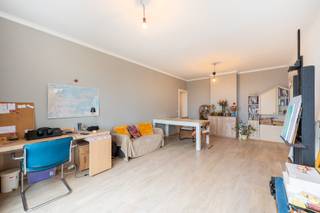 Dit instapklare appartement is gelegen aan de rand van de gegeerde Tentoonstellingswijk, op wandelafstand van het groene Park Den Brandt in Wilrijk. Een rustige en residentiële omgeving met een uitstekende bereikbaarheid.<br />Het appartement beschikt over een lichtrijke leefruimte met aansluitende keuken, twee volwaardige slaapkamers waarvan één ruime slaapkamer met toegang tot het terras, een badkamer met ligbad en een apart toilet. De keuken kan eenvoudig worden omgevormd tot een moderne open keuken.<br />Het ruime terras biedt een prachtig open uitzicht en is de ideale plek om te genieten van de mooie zonsopgangen.<br />Het appartement is momenteel verhuurd aan woonhaven dat zorgt voor een gegarandeerde huurinkomsten.<br />Technisch beschikt het over een conforme elektrische installatie, EPC-label B, een asbestattest zonder asbest en een conformiteitsattest. Het gebouw beschikt over een conciërge. De gemeenschappelijke kosten bedragen €222/maand en omvatten onder meer verwarming, water, conciërgediensten en syndicus.<br />Tram 6 stopt recht voor het gebouw en biedt een vlotte verbinding naar het centrum van Antwerpen. Ook met de wagen zijn de belangrijkste invalswegen snel bereikbaar.<br />Kortom, een uitstekende opportuniteit voor wie op zoek is naar een instapklaar appartement met twee slaapkamers, een ruim terras, een prachtig uitzicht en een toplocatie nabij Park Den Brandt.<br /><br />Troeven:<br />- Gegeerde ligging nabij Park Den Brandt<br />- Instapklaar<br />- Twee slaapkamers, waarvan 1 ruime slaapkamer met terras<br />- Prachtig uitzicht en mooie zonsopgangen<br />- Elektriciteit conform, goeie EPC en geen asbest<br />- Conciërge aanwezig<br />- Uitstekende bereikbaarheid met auto en openbaar vervoer<br />- Gemeenschappelijke kosten inclusief o.a. verwarming, water, conciërge en syndicus<br /><br />Neem snel contact op voor meer informatie of een bezoek ter plaatse.<br />📞 +32 489 55 79 90<br />📧 immo@fidimco.be