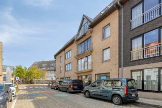 <h1><span>KIJKDAG op zaterdag 19 sept. van 10u00 tot 13u00</span></h1>
<p><strong><span>Instapklaar, recent gerenoveerd en centraal gelegen appartement van ±86 m² met 2 slaapkamers, 2 terrassen, privatieve kelderberging en EPC-label B.</span></strong><span> Dit energiezuinige appartement bevindt zich in het centrum van Maldegem, op wandelafstand van winkels, scholen, openbaar vervoer en alle dagelijkse voorzieningen.</span></p>
<p><span>Dankzij de recente renovaties en de sterke energetische verbetering is dit appartement een uitstekende keuze voor wie op zoek is naar een </span><strong><span>instapklaar appartement te koop in Maldegem</span></strong><span>, zonder renovatieverplichting en met een beperkt energieverbruik.</span></p>
<h3><span>Energiezuinig wonen met EPC B</span></h3>
<p><span>Een belangrijke troef is de aanzienlijke verbetering van de energieprestatie. Het appartement evolueerde van </span><strong><span>EPC C (245 kWh/m²/jaar) naar EPC B (105 kWh/m²/jaar)</span></strong><span>. Met een EPC-score van slechts 105 kWh/m²/jaar bevindt het appartement zich bovendien op amper </span><strong><span>5 punten van EPC-label A</span></strong><span>. </span><span>De woning is uitgerust met een </span><strong><span>energiezuinige condensatieketel</span></strong><span> en slimme technologie voor een efficiënt energiebeheer. Via de aanwezige domotica kunnen onder meer verwarming en verlichting eenvoudig worden bediend via </span><strong><span>smartphone, tablet of spraakbesturing</span></strong><span>. De </span><strong><span>Google Nest slimme thermostaat</span></strong><span> zorgt mee voor een optimaal comfort en helpt onnodig energieverbruik te vermijden.</span></p>
<h3><span>Comfortabele indeling met 2 volwaardige slaapkamers</span></h3>
<p><span>Het appartement beschikt over een aangename en praktische indeling met een ruime woon- en eetkamer, een volledig geïnstalleerde keuken en </span><strong><span>2 volwaardige slaapkamers van elk ongeveer 13 m²</span></strong><span>.</span></p>
<p><span>De badkamer is uitgerust met een </span><strong><span>ligbad, aparte douche, dubbele lavabo en toilet</span></strong><span>. Daarnaast is er een </span><strong><span>afzonderlijk gastentoilet met lavabo</span></strong><span>, een handige berging en een privatieve kelderberging.</span></p>
<p><span>De aanwezigheid van </span><strong><span>2 terrassen</span></strong><span> zorgt bovendien voor extra buitenruimte en maakt het appartement nog aantrekkelijker als comfortabele eigen woonst.<br /></span></p>
<p><span>Een bijkomende troef is dat het appartement </span><strong><span>volledig gemeubeld wordt aangeboden</span></strong><span>. Hierdoor kan de woning onmiddellijk worden betrokken of verhuurd. </span><span>Inbegrepen in de verkoop zijn onder meer:</span></p>
<ul>
<li><span>zetelbed</span></li>
<li><span>televisie met tv-meubel</span></li>
<li><span>salontafel</span></li>
<li><span>eettafel met 4 stoelen</span></li>
<li><span>2-persoonsbed met ingebouwde lades</span></li>
<li><span>wasmachine met geïntegreerde droogfunctie</span></li>
</ul>
<h3><span>Ideale ligging in centrum Maldegem</span></h3>
<p><span>De centrale ligging is een absolute meerwaarde. Vanuit het appartement bereikt u </span><strong><span>winkels, scholen, openbaar vervoer en andere dagelijkse voorzieningen op wandelafstand</span></strong><span>. Hierdoor combineert deze woning rustig en comfortabel wonen met een uitstekende bereikbaarheid.<br /><br /></span><span></span><span>Bent u op zoek naar een instapklaar appartement, kom dan naar onze open bezoekdag op zaterdag 19 september van 10u tot 13u of neem contact op met ALBERT Vastgoed, Dominique Baes op 0498/12.82.20 of via dominique.baes@albert.immo</span></p>
<p><span><br /><br /></span></p>
<p></p>