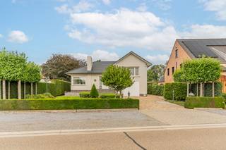 <h2>Vrijstaande woning met tuin van 14 are in een groene, rustige omgeving – Retie</h2>
<p><strong>Landelijk wonen op enkele minuten van de E34</strong></p>
<p>Aan de rand van Retie, in een rustige straat met vrij uitzicht op het groen, ligt deze prachtig onderhouden vrijstaande woning op een perceel van maar liefst 14 are. Dankzij de ligging in Looiend geniet u van de rust en ruimte van het platteland, terwijl u binnen enkele minuten op de E34 (Eindhoven – Antwerpen) zit. Een echte toplocatie voor wie landelijk wil wonen zonder de bereikbaarheid op te geven.</p>
<p>De woning onderging in de loop der jaren verschillende renovaties. Zo werd het dak vernieuwd en liggen er zonnepanelen. Er werd steeds gewerkt met kwalitatieve materialen en het geheel is uitstekend onderhouden: u kunt er zo in. Dankzij de muur- en dakisolatie behaalt de woning een EPC-label C.</p>
<h3>Indeling</h3>
<p><strong>Gelijkvloers</strong><br />Via de inkomhal komt u in de lichtrijke woonkamer en de verzorgde keuken. De keuken is uitgerust met hoogwaardige Miele-toestellen, waaronder een inductiekookplaat en een vaatwasser. De woonkamer sluit aan op een gezellige veranda met screens en een mooi zicht op het groen, een ideale plek om het hele jaar door van de tuin te genieten.</p>
<p>Verder vindt u op het gelijkvloers een apart toilet, een kleine bureau, een grote praktische wasruimte en een technische ruimte. Overal zijn rolluiken geplaatst, met een combinatie van automatische en manuele bediening.</p>
<p><strong>Verdieping</strong><br />Boven bevinden zich twee ruime slaapkamers en een kleinere kamer die momenteel als dressing dient. De badkamer beschikt over een ligbad en een dubbel badmeubel. Via de zolderkamer is er bovendien extra ruimte die kan worden ingericht als bijkomende slaapkamer.</p>
<p><strong>Garage en berging</strong><br />Op het gelijkvloers is een grote garage met automatische poort. Aan de zijkant van de woning staat een carport en in de tuin een tuinberging.</p>
<h3>Comfort en energie</h3>
<p>De woning is voorzien van muurisolatie en dakisolatie. De verwarming werkt op gas. Het EPC-label is C en de elektrische keuring is conform, zodat u met een gerust hart kunt verhuizen.</p>
<h3>Buiten</h3>
<p>De prachtig aangelegde en goed onderhouden tuin is een verhaal apart. Meerdere pergola's zorgen voor gezellige zit- en eethoeken, een grote luifel biedt schaduw en beschutting, en de verwarmde buitendouche is een uitzonderlijke troef in zomer en winter. Het perceel van 14 are biedt alle ruimte voor kinderen, huisdieren, tuinliefhebbers of gewoon om te genieten van de rust.</p>
<h3>Troeven op een rij</h3>
<ul>
<li>Vrijstaande woning op een perceel van 14 are</li>
<li>Rustige, landelijke ligging met zicht op het groen</li>
<li>Enkele minuten van de E34 (Eindhoven – Antwerpen)</li>
<li>EPC-label C, met muurisolatie en dakisolatie</li>
<li>Verwarming op gas</li>
<li>Elektrische keuring conform</li>
<li>Verschillende renovaties, dak vernieuwd, zonnepanelen</li>
<li>Kwalitatieve afwerking en uitstekend onderhouden</li>
<li>Lichtrijke woonkamer met veranda (screens)</li>
<li>Verzorgde keuken met Miele-toestellen</li>
<li>2 ruime slaapkamers, dressing/kleine kamer en zolderkamer (extra slaapkamer mogelijk)</li>
<li>Badkamer met ligbad en dubbel meubel</li>
<li>Grote garage met automatische poort, carport en tuinberging</li>
<li>Prachtige tuin met pergola's, grote luifel en verwarmde buitendouche</li>
</ul>
<p>Interesse of wilt u de woning graag bezoeken? Neem vrijblijvend contact met ons op voor een afspraak.</p>