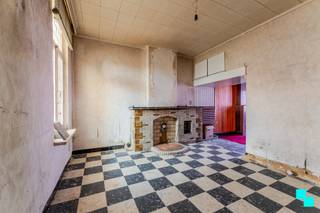 NIEUWE VOORWAARDEN - Ontdek deze zeer centraal gelegen rijwoning, een totaal te renoveren pand met drie slaapkamers. Een zeer <strong>betaalbare en interessante opportuniteit</strong> voor wie op zoek is naar een woning om 100% een eigen stempel te drukken! Troef aan deze woning is de <strong>uitweg</strong> achteraan. Heropbouwen aan 6% BTW? Ontdek de opties met onze bouwpartner All-Bouw: https://allbouw.com/instapklaar/roeselare-mandellaan (GEEN BOUWVERPLICHTING!)
<h2><span>Gelijkvloers: i</span><span>nkomhal, leefruimte, keuken, berging, toilet en badkamer. Terras met uitweg via de Bruanestraat met afgesloten deur.</span></h2>

<h4>Eerste verdieping: n<span>achthal, 2 grote slaapkamers en een vaste trap naar de geïsoleerde zolder.</span></h4>

<h4>Zolderverdieping: g<span>eïsoleerde zolder met mogelijkheid tot 2 extra slaapkamers.</span></h4>

<h4>Exterieur: t<span>erras met uitweg.</span></h4>

<h2>Technisch: <span>EPC F - renovatieverplichting van toepassing. Meer info via: www.vlaanderen.be/een-woning-kopen/renovatieverplichting-voor-residentiele-gebouwen-vanaf-2023 / </span><strong>Dakisolatie - 15 cm MW / </strong><span>Waterinfo: Perceelscore - A | Gebouwscore - A</span></h2>

<h2>Troeven: c<span>entrale ligging / u</span><span>itweg / d</span><span>eze woning komt in aanmerking voor het ontvangen van de Vlaamse renovatiepremie (https://www.vlaanderen.be/premies-voor-renovatie/mijn-verbouwpremie)</span></h2>

<h2>Benieuwd? <span>Frederik organiseert voor deze woning de bezoeken, mits het maken van een afspraak. www.bordes.be</span></h2>
<br />Verkoop via Bordes, met Frederik, al jaren een van de marktleiders in vastgoed in Roeselare en de omliggende gemeenten. Met de glimlach, met de sleutel en met veel goesting.