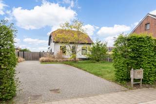 Deze charmante woning is rustig gelegen in een groene en aangename buurt in Heultje, met alle voorzieningen binnen handbereik.Via de ruime inkomhal...