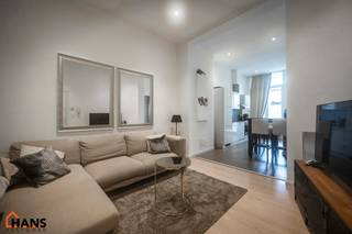 Dit gezellig appartement is centraal gelegen in de Diamantwijk, vlak bij winkels, openbaar vervoer en andere voorzieningen.<br /><br />Het appartement beschikt over een inkomhal met berging, een apart toilet, een lichtrijke leefruimte met open keuken, uitgerust met een koelkast, kookvuur, oven, dampkap en vaatwasser. Verder is er een slaapkamer en een badkamer met douche en lavabo.<br />Achteraan bevindt zich een aangename koer waar u rustig buiten kunt zitten. Dankzij de praktische indeling en de uitstekende ligging is dit een comfortabele woonst in het hart van de stad.<br /><br />Appartement is geschikt voor maximum 4 personen.<br />Geen gemeenschappelijke kosten. Nutsvoorzieningen zijn privatief.<br />Beschikbaar op 01/08/2026.<br /><br />Huurwaarborg bedraagt 3 maanden huur.<br />Plaatsbeschrijving door extern bedrijf met gedeelde kosten.<br /><br />Een bezoek ter plaatse kunt u enkel online reserveren op www.hansvastgoed.com.<br />Voor meer informatie, bezoek onze website www.hansvastgoed.com of neem contact op met info@hansvastgoed.com of +32 3 366 05 30.