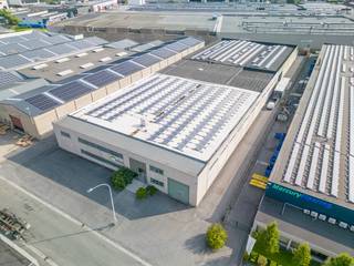 Commercial building for rent near the E17 in Waregem. The building has a warehouse of approximately 3,870 m² and an office of approximately 260 m².<br />The business building is equipped with solar panels.<br /><br />1. Offices:<br />- Ground floor reception area with landscape offices and sanitary facilities;<br />- Landscape office on the 1st floor with meeting room;<br /><br />2. Warehouse of approximately 3,870 m² with two sectional doors. <br />- VH: approx. 5.5 m;<br />- Vivox burner;<br />- Concrete floor;<br />- Rainwater well (8,000 L);<br />- Sanitary;<br />- High-voltage cab.<br /><br />In addition, the business building has an existing car park. <br />Thanks to the excellent location along the E17, you have a smooth connection to Ghent, Antwerp, Roeselare and Lille. <br /><br />Are you looking for a business building in Waregem? Don't hesitate to contact us on 056 21 11 11!