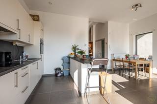 Dit zonnig gelijkvloers-appartement in de dorpskern combineert comfort, licht en openheid op een centrale locatie.Het appartement is instpaklaar en...