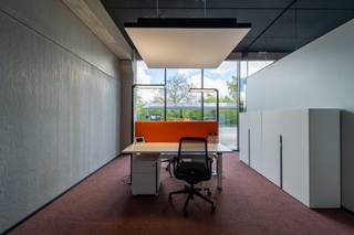 In het bedrijvencentrum V.Futurum bieden wij een moderne kantoorruimte te huur aan in Roeselare. Dit innovatieve bedrijfsvastgoed is ontworpen om ondernemingen te verbinden en samenwerking te stimuleren. Bent u op zoek naar een representatieve kantoorruimte te huur op een dynamische locatie? Dan biedt dit centrum de ideale uitvalsbasis voor uw onderneming.<br /><br />Het pand is uitstekend gelegen aan de Rijksweg in Roeselare, vlak bij het centrum. Dankzij deze strategische locatie kent de kantoorruimte te huur een vlotte verbinding met de belangrijkste uitvalswegen in de regio Roeselare.<br /><br />Oppervlakte: verschillende units beschikbaar van 14,8 m² tot 28 m².<br /><br />- Bemeubelde kantoren voorzien van ergonomisch afstelbaar meubilair<br /><br />- Individuele klimaatregeling en aangepaste verlichting per kantoor<br /><br />- Eigen, beveiligd netwerk per kantoorruimte<br /><br />- Onthaal met aanmeldmogelijkheden voor uw klanten<br /><br />- Sanitair per verdieping en een volledig ingerichte keuken met Miele-toestellen<br /><br />Aarzel niet om deze unieke kans te ontdekken. Bent u op zoek naar bedrijfsvastgoed bestaande uit een kantoor te huur in Roeselare? Aarzel dan niet om ons te contacteren op het nummer 051 21 22 23.<br /><br />Dit betreft een terbeschikkingstelling van kantoren met diensten.<br /><br />Bestuursmaatregelen in het maatregelenregister: nee
