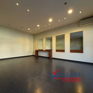 Deze handelsruimte is gelegen in het centrum van Olsene (Zulte). Naast de hoofdruimte beschikt het pand over een apart toilet en een zeer ruime...