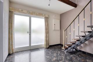 <p>Dorpsstraat 44 in Hechtel-Eksel is zo’n woning waar karakter, ruimte en mogelijkheden moeiteloos samenkomen. Een huis met een warme uitstraling, stevige fundamenten en vooral: enorm veel potentieel om er een eigentijdse droomwoning van te maken.</p>
<p></p>
<p>Deze verzorgde woning uit 1967 biedt maar liefst 175 m² bewoonbare oppervlakte, verrassend ruime kamers en een indeling die vandaag nog steeds bijzonder aangenaam aanvoelt. Hier krijg je niet alleen vier muren, maar een plek waar je meteen ideeën begint te krijgen.</p>
<p></p>
<p>Binnenkomen doe je via de imposante inkomhal, een echte eyecatcher die meteen het karakter van de woning onderstreept. Op het gelijkvloers vind je een lichtrijke leefruimte met grote raampartijen, een halfopen keuken met aansluitende veranda, badkamer, berging, wasplaats en een apart toilet. De ruimtes voelen open, praktisch en uitnodigend aan.</p>
<p></p>
<p>Op de verdieping wachten drie uitzonderlijk ruime slaapkamers. Daarnaast is er nog een extra berging die perfect kan worden omgevormd tot een tweede badkamer, dressing of hobbyruimte. Ook de zolder biedt dankzij de nuttige hoogte nog heel wat mogelijkheden voor extra kamers of een volwaardige uitbreiding van de woning.</p>
<p></p>
<p>Buiten geniet je van een gezellige westgerichte tuin waar je in alle rust tot laat op de avond van de zon kan genieten. De aparte garage met elektrische poort, het ruime bijgebouw en het tuinhuis zorgen voor extra comfort en tal van mogelijkheden voor hobby, opslag of werkruimte. Bovendien is het perceel ook langs achter toegankelijk via een handig poortje.</p>
<p></p>
<p>Deze woning is écht een bezoek waard voor wie op zoek is naar ruimte, potentieel en een plek met authentieke materialen.</p>
<p></p>
<p>Alle relevante attesten en documenten kan u downloaden onderaan de omschrijving van het pand op onze website: www.jamar.immo.</p>