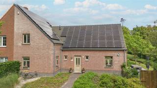 <p>Midden in het groen en omgeven door absolute rust, bevindt zich deze uitzonderlijke eigendom op een perceel van maar liefst 1.806 m². Hier gaan ruimte, privacy, wooncomfort en vooruitstrevende energietechnologie hand in hand.</p><p>Deze perfect onderhouden duo-woning uit 2013 biedt een bewoonbare oppervlakte van ca. 268 m² en onderscheidt zich door haar hoogwaardige afwerking, overvloedige lichtinval en doordachte indeling. Grote raampartijen creëren een prachtige verbinding met de fraai aangelegde tuin en laten u vanuit vrijwel elke leefruimte genieten van het omliggende groen.</p><p>Het hart van de woning wordt gevormd door de ruime leefkeuken met aansluitende woon- en eetruimte, waar gezelligheid en functionaliteit centraal staan. Verder beschikt de woning over vier volwaardige slaapkamers, twee badkamers, een inloopdressing en diverse multifunctionele ruimtes die perfect inspelen op de noden van een modern gezin.</p><p>Een extra troef is de volledig geïntegreerde woonunit van ongeveer 70 m², ideaal als gastenverblijf, thuiskantoor, praktijkruimte of voor inwonende familie. Deze veelzijdige ruimte maakt de woning bijzonder toekomstgericht.</p><p>Ook buiten wordt niets aan het toeval overgelaten. De zuidoost georiënteerde tuin biedt maximale privacy en optimale bezonning. Meerdere terrassen, een carport voor 3 wagens met fietsenberging en multifunctioneel bijgebouw anex garage gebouw, dewelke bereikbaar is via een private toegangsweg rechts van het perceel, zorgen voor een uitzonderlijk gebruikscomfort.</p><p>Op energetisch vlak behoort deze eigendom tot de absolute top. Met een zonnepaneleninstallatie van ca. 27 kWp, een thuisbatterij van 32 kWh, slimme laadpaal en EPC label A+++ geniet u van bijzonder lage energiekosten en maximale energie-onafhankelijkheid.</p><p>Een unieke opportuniteit voor wie op zoek is naar exclusief wonen, ruimte, rust en een woning die vandaag al klaar is voor de toekomst.</p><p>EPC A+++ – P-score A – G-score A – Vg, Wg, Gmo, Gvkr, Gvv</p>
