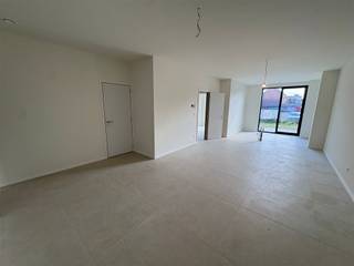 <p>Ruim en comfortabel gelijkvloers nieuwbouwappartement met hoge plafonds, één slaapkamer en een grote zuidgerichte tuin van ca. 124 m² met terras. Dankzij de grote raampartijen geniet u van veel natuurlijke lichtinval en een aangenaam gevoel van ruimte.</p><p>Via de inkomhal komt u rechtstreeks in de ruime leefruimte met open keuken. De berging is vanuit de leefruimte bereikbaar en beschikt over aansluitingen voor wasmachine en droogkast, extra opbergruimte en de binnenunit van de lucht-waterwarmtepomp.</p><p>Vanuit de keuken geeft een deur toegang tot de badkamer, het toilet en de slaapkamer. De badkamer is voorzien van een dubbele lavabo en douche. De slaapkamer bevindt zich achteraan en beschikt over een grote schuifdeur met driedubbele beglazing, die een directe verbinding vormt met het terras en de ruime tuin.</p><p>Het appartement beschikt over vloerverwarming, aluminium ramen,  een lucht-waterwarmtepomp en ventilatiesysteem D. Het E-peil is A+. Er is tevens een gemeenschappelijke fietsenberging.</p><p>De ligging is een belangrijke troef: vlak bij het centrum van Turnhout, winkels, horeca en dagelijkse voorzieningen. Parking Le Bon bevindt zich aan de overkant van de straat en biedt extra parkeergemak.</p><p>2% registratierecht mogelijk indien u voldoet aan de voorwaarden voor de enige eigen woning.</p><p>Kelderberging van 9,5 m² optioneel aan te kopen voor € 9.000.</p>