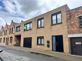 In het centrum van Diksmuide, dichtbij kleinhandel, openbaar vervoer en scholen, huisvest dit instapklaar appartement.Het pand bevindt zich op de...
