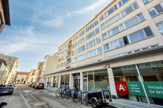 Op de zesde verdieping bevindt zich dit lichtrijke pand te koop met een mooi uitzicht. Dit instapklare appartement van ca. 87 m² in Antwerpen combineert een rustige woonomgeving met alle voordelen van het bruisende stadsleven in Antwerpen.<br /><br />Indeling:<br />- inkomhal voorzien van praktische inbouwkasten<br />- lichtrijke woonkamer<br />- ingerichte keuken<br />- twee slaapkamers<br />- badkamer met lavabo, douchebad en aansluiting voor wasmachine<br />- apart toilet<br />- terras van ca. 15 m²<br /><br />Dit appartement is ideaal voor wie op zoek is naar een instapklare woning op een gewilde locatie. De nabijheid van winkels, restaurants en cultuur maakt wonen hier bijzonder aantrekkelijk. Zoek je een appartement te koop in Antwerpen? Dan is dit een unieke kans.<br /><br />Bent u geïnteresseerd in een appartement of woning te koop in Antwerpen? Aarzel dan niet om ons te contacteren. <br />Had u graag uw eigen eigendom te koop aangeboden contacteer ons dan voor een vrijblijvende schatting, telefonisch op het nummer 03/206.76.76 of per mail naar antwerpen@dewaele.com.<br /><br />Ook voor alle andere vragen omtrent vastgoed, kopen of verkopen kan u steeds bij ons terecht!<br /><br />Bestuursmaatregelen in het maatregelenregister: nee