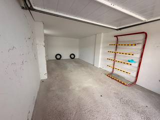 Garage spacieux à vendre situé dans la Karel Deswertlaan à Blankeberge. Ce box de garage est situé au rez-de-chaussée.<br /><br />Largeur d'entrée : 28m89<br />Largeur du box de garage intérieur : 3m22<br />Longueur : 6m68<br />Hauteur : 189 m<br /><br />Vous souhaitez une visite ou plus d'informations ici ? N'oubliez pas de contacter la responsable des dossiers Céline Desmet au : 0472 18 38 50 ou celine.desmet@dewaele.com<br /><br />Registre des mesures: non