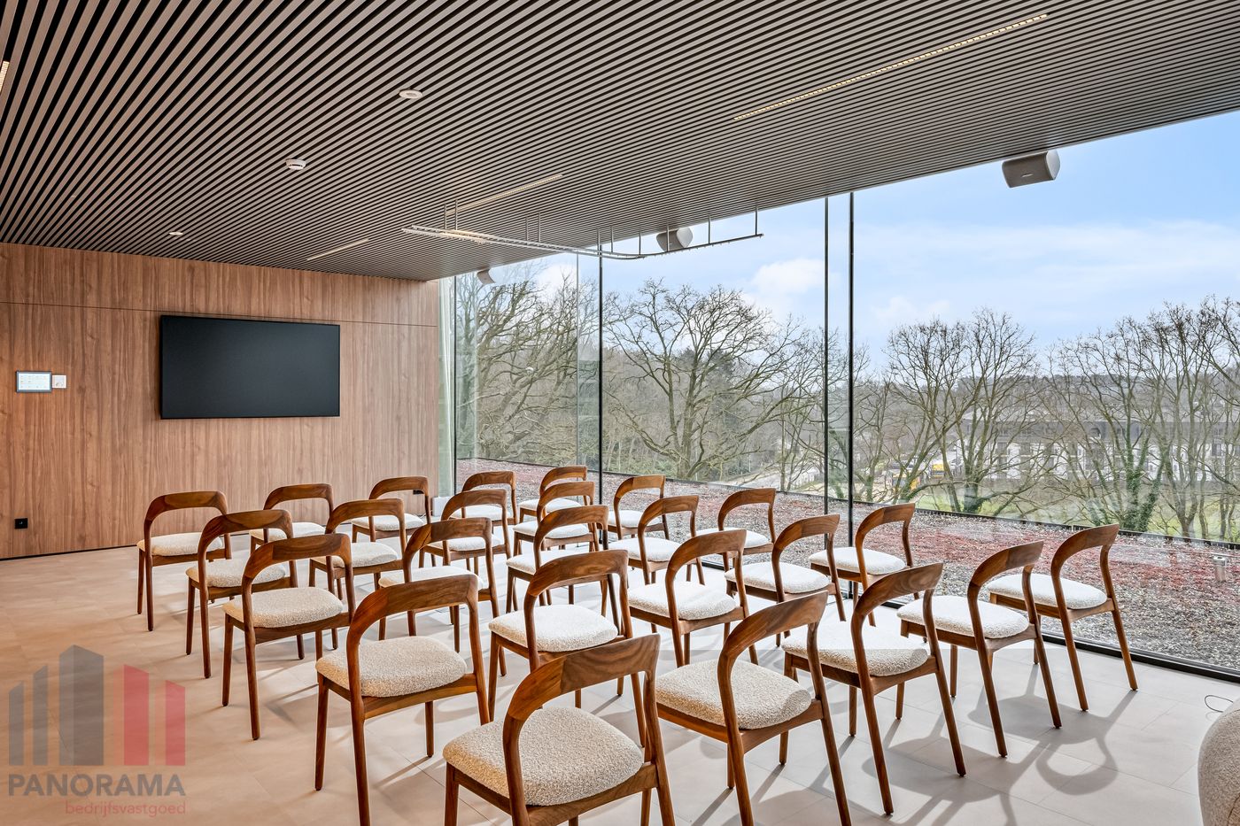 310 m² HIGH-END KANTOREN MET TERRAS OP TOPLOCATIE LANGS DE E40 TE OOSTKAMP - foto 5