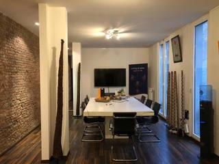 - verschillende ruimtes- veel lichtinval- parking in de straat- kitchenette+ sanitaire en douche- buiten terras- moderne looks...