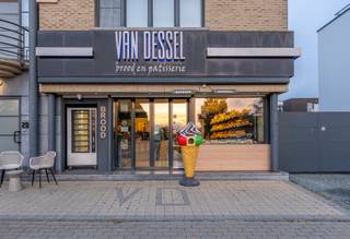 <p>Droomt u ervan als warme bakker aan de slag te gaan én te wonen bij uw handelszaak? Dan is deze unieke eigendom absoluut iets voor u.<br />Deze veelzijdige eigendom biedt niet alleen een perfect uitgeruste warme bakkerszaak, maar ook een ruime, comfortabele gezinswoning. Ideaal voor wie werk en privé wil combineren. Bovendien is het pand ook uitermate geschikt voor andere zelfstandige beroepsactiviteiten.</p>
<p><strong>Topligging in het bruisende Savio-wooncentrum van Dilbeek</strong>, op wandelafstand van het station, bushaltes en met een vlotte verbinding naar de R0 en andere invalswegen.</p>
<p><strong>Eigendomsdetails:</strong></p>
<ul>
<li>Totale perceeloppervlakte: 8a16ca</li>
<li>Totale bewoonbare oppervlakte: 892 m²</li>
<li>Handelsgedeelte: 446 m²</li>
<li>Privégedeelte: 446 m²</li>
<li>Volledig onderkelderd: 289 m² (waarvan 36 m² als privéruimte in gebruik)</li>
</ul>
<p><strong>Bakkerszaak:</strong></p>
<ul>
<li>Oppervlakte handelsgedeelte: 169 m²</li>
<li>Uitgeruste winkelruimte met atelier</li>
<li>Ruime parkeermogelijkheden rondom de zaak</li>
<li>Uitstekende zichtbaarheid en bereikbaarheid</li>
</ul>
<p><strong>Woning:</strong></p>
<ul>
<li>Gelijkvloers woongedeelte: 120 m²</li>
<li>1ste verdieping: 170 m² met 4 slaapkamers en 2 badkamers</li>
<li>Zolderverdieping: 144 m² met 1 slaapkamer en extra inrichtingsmogelijkheden</li>
<li>Privéparking: met automatische poort</li>
</ul>
<p><strong>Buitenruimte:</strong></p>
<ul>
<li>Verwarmd buitenzwembad van 12,5 m x 6,5 m, afgewerkt met mozaïektegels</li>
<li>Stijlvolle poolhouse met groot zonneterras</li>
<li>Elektrische zonneluifels &amp; terrasverwarming</li>
<li>21 zonnepanelen met certificaat</li>
</ul>
<p><strong>Prijs &amp; Info:</strong></p>
<ul>
<li>Vraagprijs exclusief machines voor bakkerij en zonder goodwill</li>
<li>Bij overname van aandelen: € 1.225.000</li>
</ul>
<p>Wenst u meer informatie of een bezoek, contacteer ons gerust op het nummer <strong>0477/66.93.55.</strong></p>
<p>EPC: 242 kWh/(m².jaar) — Energieprestatiecertificaat label C</p>