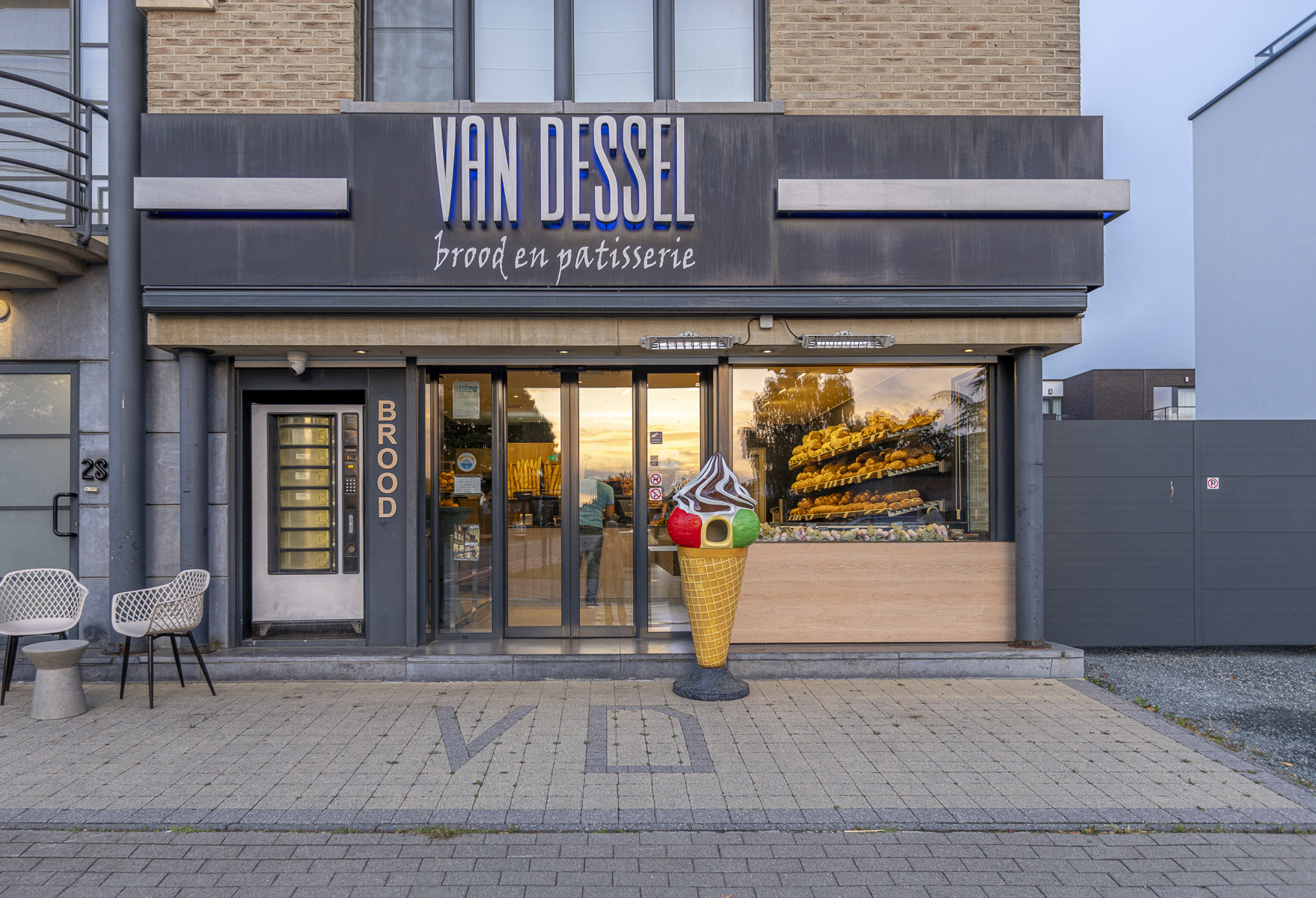 INSTAPKLARE WARME BAKKERSZAAK MET RUIME WONING ÉN ZWEMBAD IN HET HART VAN DILBEEK - foto 2