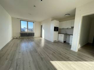 <p><span>Ontdek dit charmante appartement te Herent, ideaal voor starters of jong professionals. Met een bewoonbare oppervlakte van +/- 60m² biedt dit appartement een gezellige leefomgeving.</span></p><p><span> </span></p><p><span>Bij het binnenkomen valt de ruime en lichte woonkamer onmiddellijk op, voorzien van grote ramen die een aangename hoeveelheid natuurlijk licht binnenlaten. De moderne, open keuken is stijlvol afgewerkt en uitgerust met de nodige inbouwapparatuur.</span></p><p><span>De slaapkamer is ruim en uitnodigend en de badkamer is praktisch ingericht met een hedendaagse douche en een lavabomeubel.</span></p><p><span> </span></p><p><span>De bijkomende lasten bestaan uit een provisie voor de algemene kosten van het gebouw, evenals het privatieve verbruik van verwarming en water. </span></p><p><span> </span></p><p><span>Interesse in een bezoek? Bezorg ons eerst de ingevulde infofiche, die je terugvindt onder documenten.</span></p><p><span>Meer aanbod via <span>www.ap-p.be</span></span><span>.</span></p><p><span> </span></p>