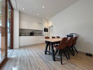IN OPTIE! <br /><br />Gelegen in het centrum van Zottegem bevindt zich dit volledig vernieuwde gelijkvloerse appartement, waar modern wooncomfort en een uitstekende ligging hand in hand gaan. Winkels, horeca, openbaar vervoer en het station bevinden zich op wandelafstand, waardoor u geniet van alle dagelijkse voorzieningen binnen handbereik.<br /><br />Via de inkomhal komt u terecht in de lichtrijke leefruimte, die dankzij de open indeling naadloos overgaat in de volledig uitgeruste keuken. De leefruimte biedt rechtstreeks toegang tot het aangename terras, waar u in alle rust kan genieten van een gezellig buitenmoment. Het appartement omvat verder een ruime slaapkamer met aansluitend een praktische dressing, een moderne badkamer en een afzonderlijk gastentoilet. Daarnaast is er ook een handige berging aanwezig, wat zorgt voor extra opbergruimte. De indeling van het appartement bestaat uit een leefruimte met open keuken, één slaapkamer, een dressing, badkamer, apart toilet, berging en een terras.<br /><br />De gemeenschappelijke kosten bedragen slechts 20,00 EUR/maand. Het appartement is beschikbaar vanaf 01/10/2026.<br /><br />Heeft u interesse in dit instapklare appartement op een topligging in het centrum van Zottegem? Dien dan eenvoudig uw bezoekaanvraag in via de website van Immo Francois. Wij nemen graag contact met u op om een bezoekmoment in te plannen.<br /><br />