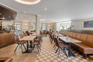 Op een uitstekende locatie in Sint-Job-in-’t-Goor, vinden we dit interessant investeringspand terug, gelegen op het adres Sluisvijfbaan 11. Dankzij de gunstige ligging langs de vaart, waar dagelijks tal van fietsers en recreanten passeren, geniet dit pand van een sterke visibiliteit en een constante passage. Bovendien bevindt het zich vlakbij de E19, wat zorgt voor een vlotte bereikbaarheid richting Antwerpen, Breda en omliggende gemeenten.Het gelijkvloers betreft een handelsruimte van ca. 410 m², momenteel ingericht en uitgebaat als restaurant. Dankzij de uitstekende ligging en bereikbaarheid vormt dit pand een aantrekkelijke commerciële locatie met veel potentieel. Het handelspand is momenteel verhuurd onder een lopend handelshuurcontract, wat zorgt voor een onmiddellijke en stabiele huuropbrengst.Bovenliggend bevindt zich een ruim appartement van ca. 160 m². Deze beschikt over twee slaapkamers en biedt aangename woonruimtes, wat zorgt voor een interessante combinatie. Momenteel rust hier een vruchtgebruik op en enkel de naakte eigendom wordt verkocht.Dit pand wordt aangeboden als opbrengsteigendom en vormt een interessante opportuniteit voor investeerders die op zoek zijn naar een commerciële topligging gecombineerd met woongelegenheid, een naastgelegen parkeerplaats en een stabiele verhuur.Troeven:- Commerciële ligging aan de vaart- Verhuurd handelspand (restaurant) met sterke reputatie- Parking (gezien als bouwgrond) - Lopend handelshuurcontract (nog 7 jaar)- Ruim appartement met terras- Vlotte verbinding naar autosnelwegenVoor meer informatie of een bezichtiging kunt u contact opnemen met de dossierverantwoordelijke.Bestuursmaatregelen in het maatregelenregister: nee