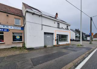 <p>Topo Immo biedt u deze gelijkvloerse handelsruimte van <strong>70 m²</strong>, gelegen langs de drukbezochte <strong>Ninoofsesteenweg te Lennik</strong>, een absolute toplocatie met een uitstekende passage en <strong>een maximale visibiliteit!</strong></p><p>De ruimte biedt tal van mogelijkheden voor diverse commerciële activiteiten en beschikt bovendien over een <strong>kelderruimte van 10 m²</strong>, ideaal voor extra stockage. Verder is er een ook <strong>apart toilet</strong> aanwezig</p><p>Een grote troef zijn de <strong>3 staanplaatsen vlak voor de deur</strong>.</p><p>EPC-attest van de afzonderlijke commerciële eenheid wordt momenteel opgemaakt.</p><p></p>